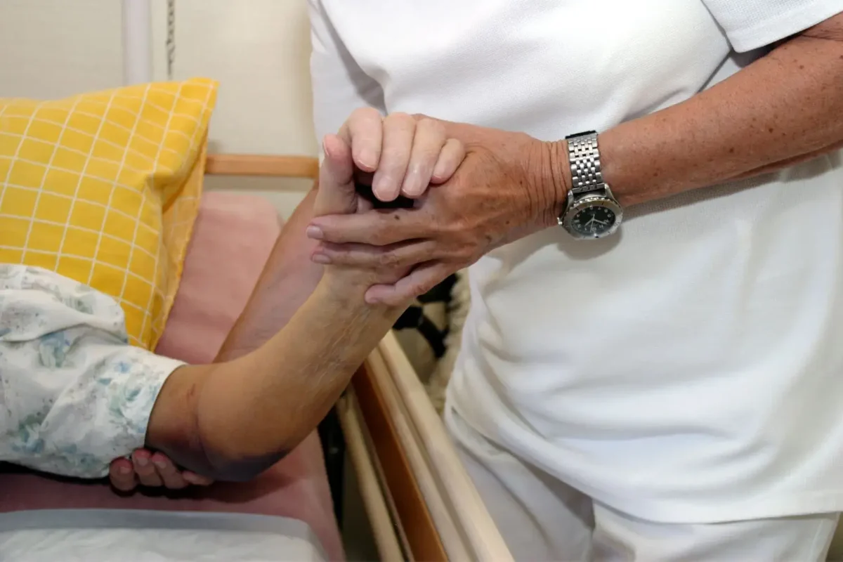 Cómo evitar escaras en adultos mayores y pacientes postrados